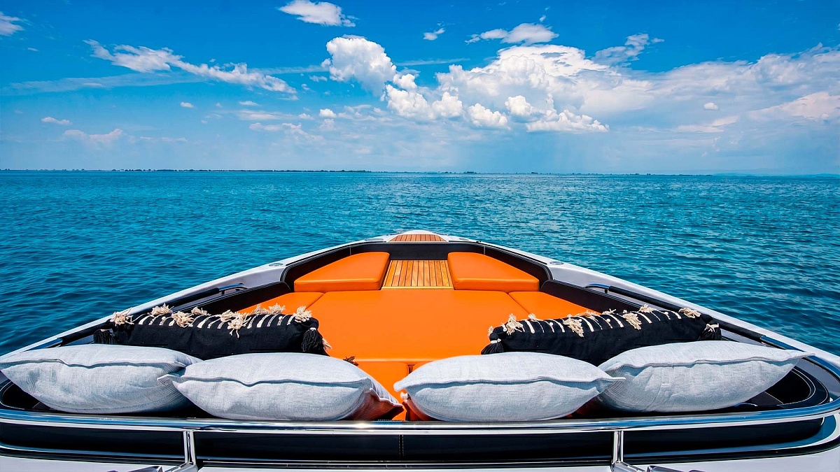 Аренда Cranchi A46 Luxury Tender на Сардинии - диван и лежаки на носу